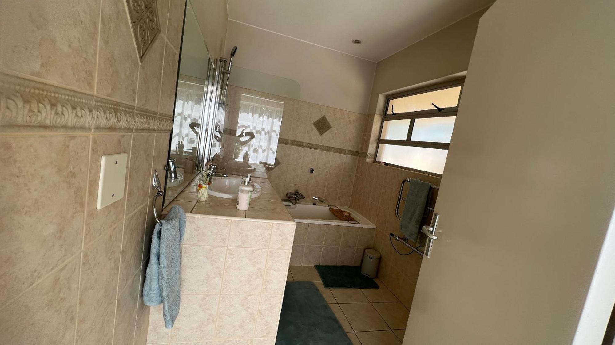 Sizanazo Guest House - In The Heart Of Northcliff Hill Joanesburgo Exterior foto